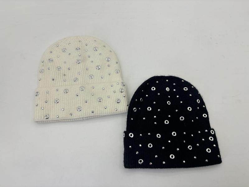 Dwie czapki beanie z dzianiny w kolorze kremowym i czarnym, zdobione srebrnym metalem i kryształkami.