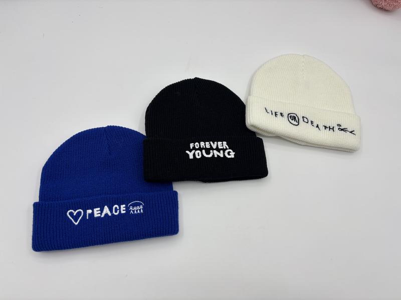 Zestaw 3 czapek beanie w prążek z mankietem w kolorach niebieskim, czarnym i kremowym z haftowanymi napisami.