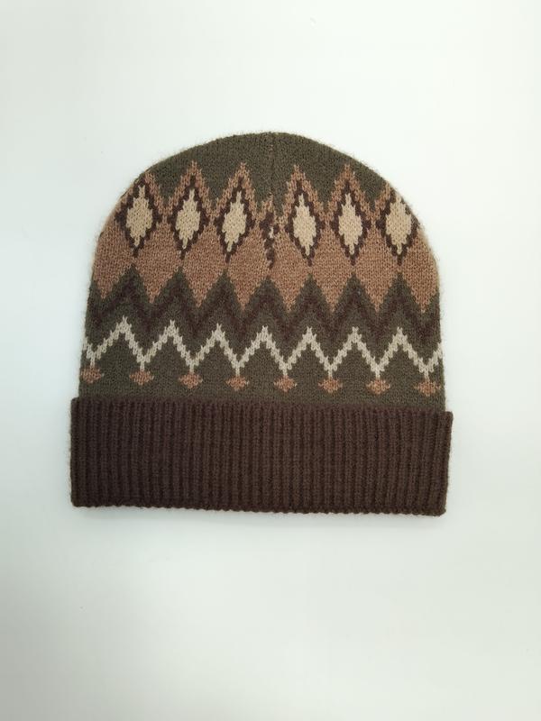 Brązowo-oliwkowa czapka beanie w stylu Fair Isle z geometrycznym wzorem w romby i prążkowanym mankietem.