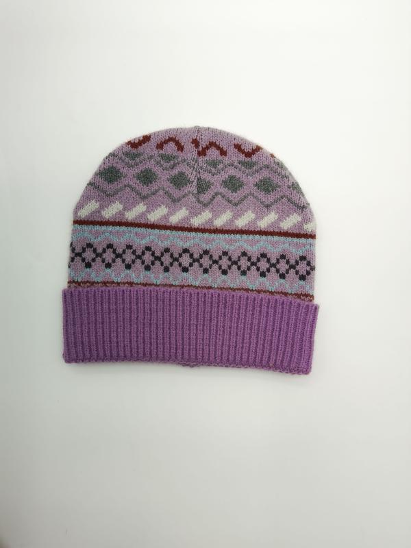 Liliowa czapka beanie Fair Isle z wielokolorowymi geometrycznymi wzorami i ściągaczem, widok z góry.