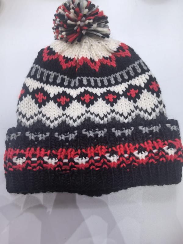 Czapka zimowa Fair Isle z pomponem czarno-czerwono-szara – hurtownia czapek dzianych B2B