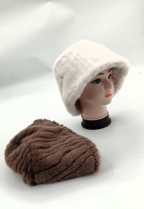 Biały futrzany kapelusz bucket i brązowa prążkowana czapka beanie z pluszu – zestaw 2 szt.