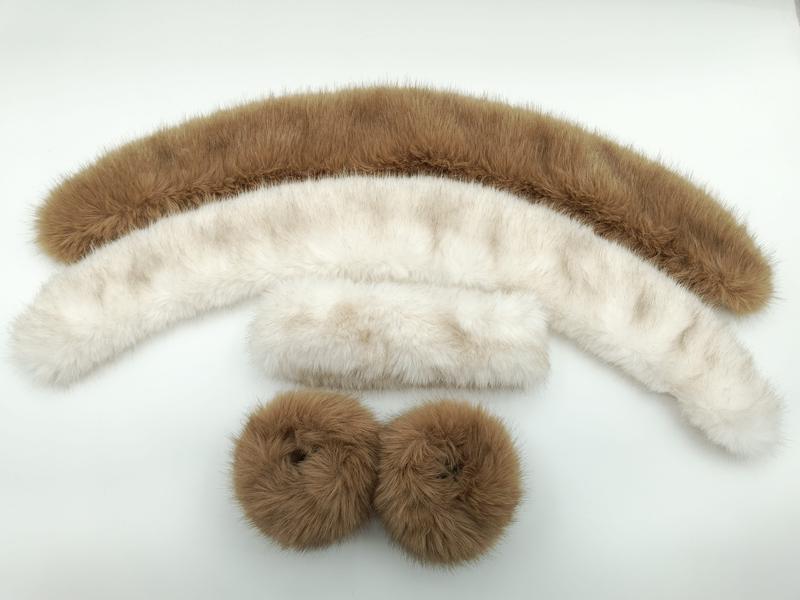 Trzyczęściowy zestaw wykończeń z sztucznego futra: kołnierz łukowy w kolorze camel, szalik ivory i mankiety camel.
