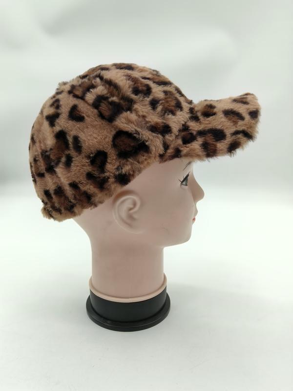Czapka bejsbolówka ze sztucznego futra w cętki leoparda, beżowo-brązowy wzór zwierzęcy, widok z boku.