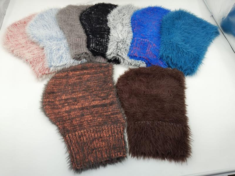 Siedem puszystych czapek beanie ze sztucznym futrem i grubym splotem w kolorach: różowy, szary, czarny, biały, niebieski, rdzawy i brązowy.