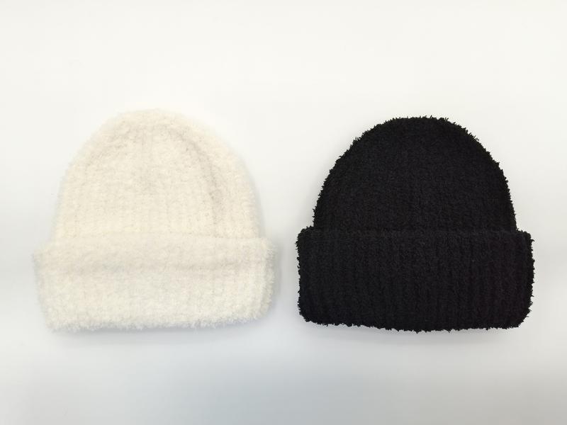 Kremowo-czarna prążkowana czapka zimowa z puszystym wykończeniem, zestaw 2 sztuk
