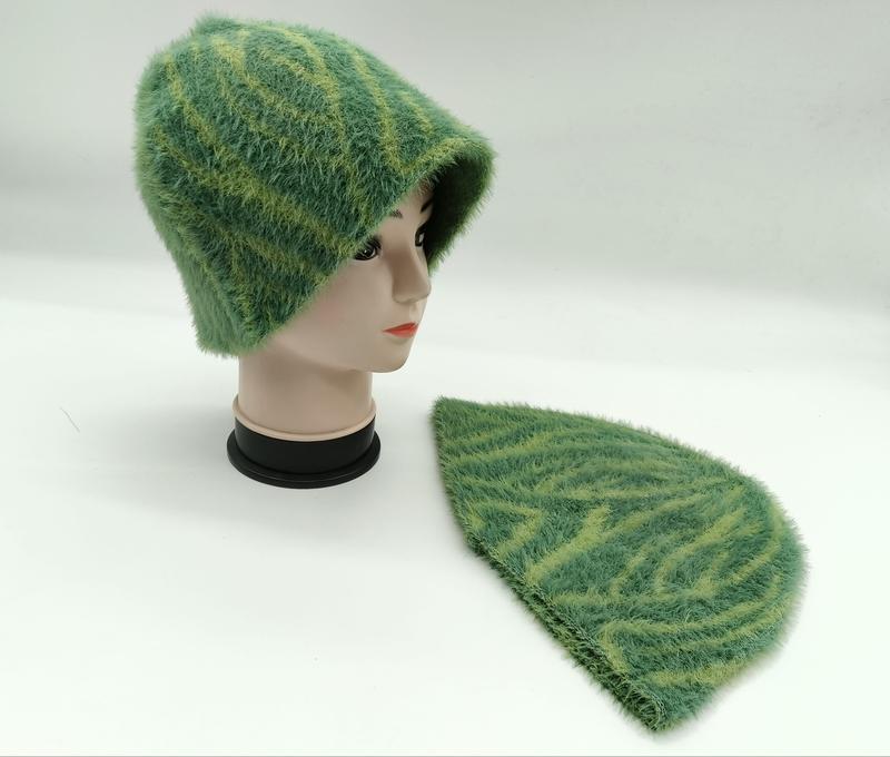 Zielona dzianinowa czapka beanie w paski z wzorem liści, puszysta faktura
