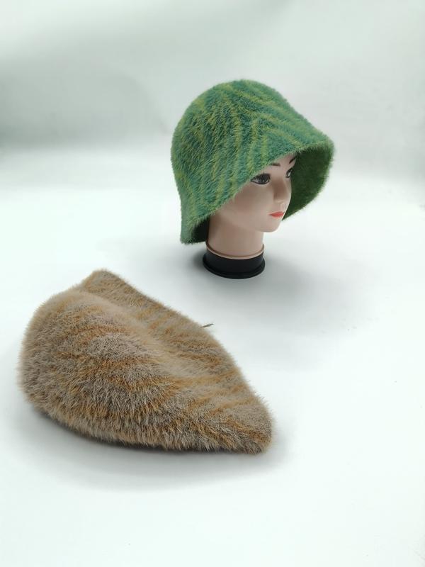 Zielona prążkowana czapka bucket hat z dzianiny i beżowa płaska czapka flat cap na białym tle