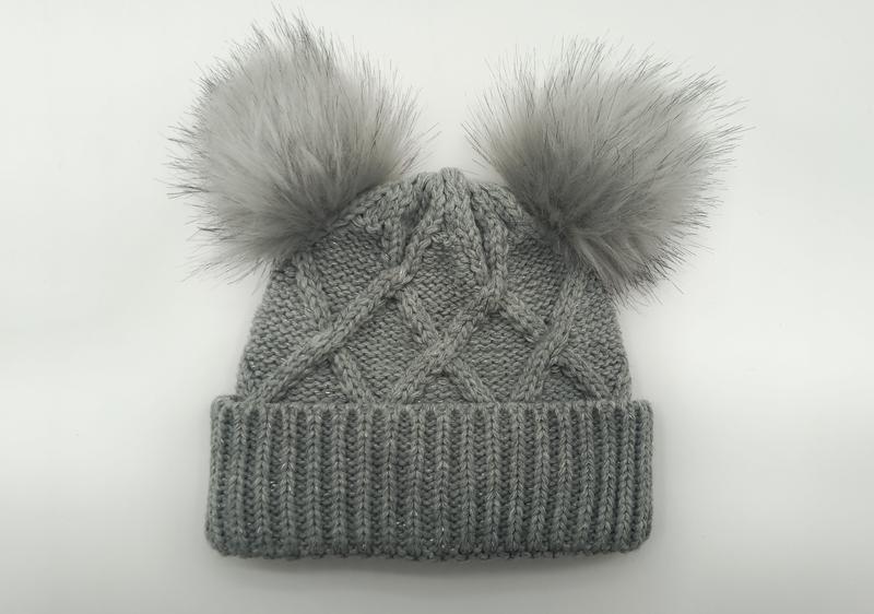 Szara czapka beanie z warkoczowym splotem, podwójnymi pomponami ze sztucznego futra i żebrowanym mankietem.