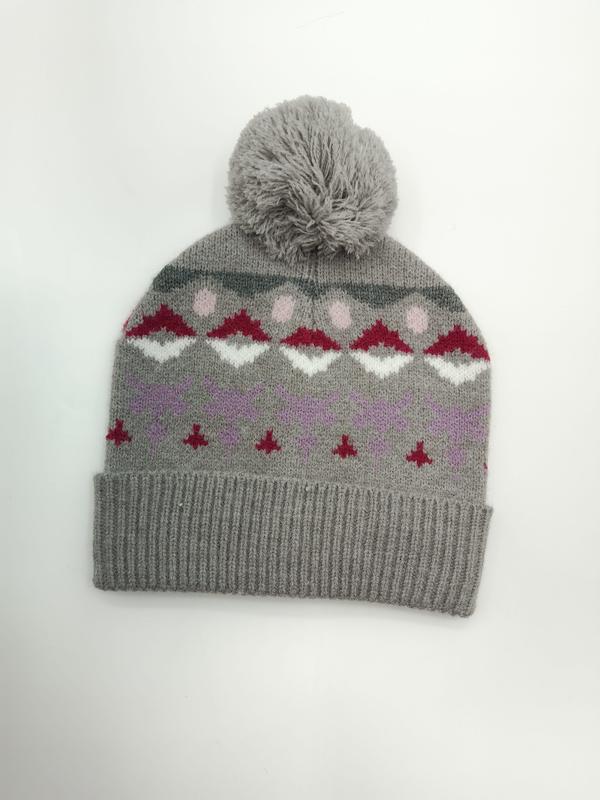 Szara czapka beanie z pomponem, wzór Fair Isle w czerwieni i fiolecie, dzianina, białe tło.