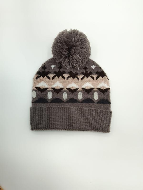 Szara czapka zimowa z pomponem, wzór Fair Isle w odcieniach różu, brązu i bieli.