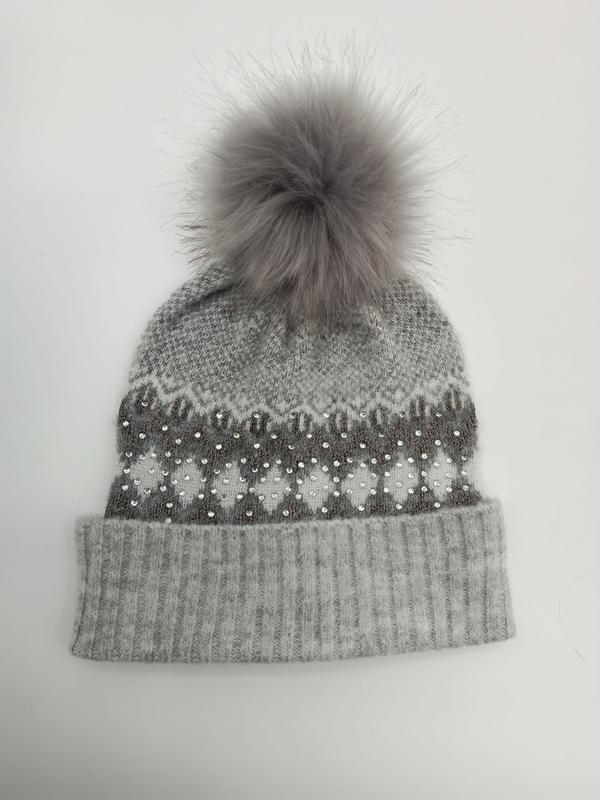 Szara czapka beanie ze wzorem Fair Isle, pomponem z futra syntetycznego i kryształowymi zdobieniami.