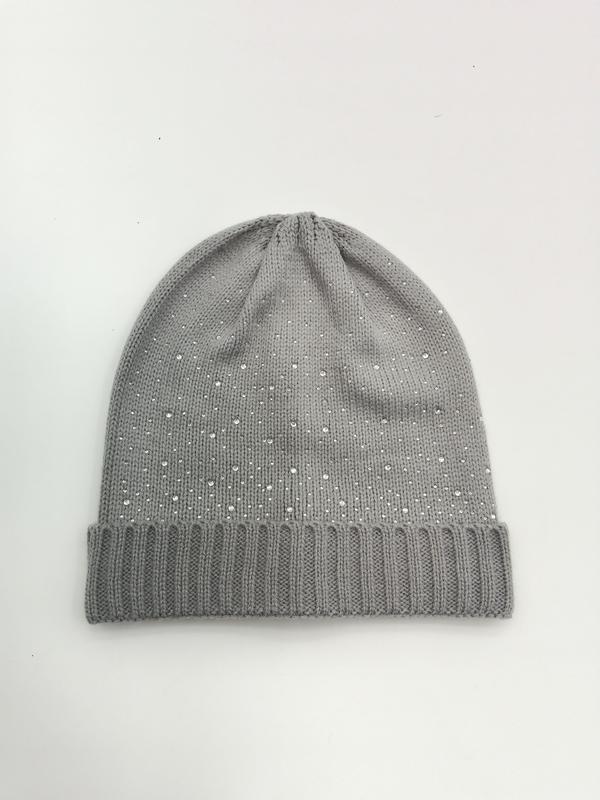 Szara prążkowana czapka beanie z mankietem i zdobieniami z kryształowych dżetów na białym tle.