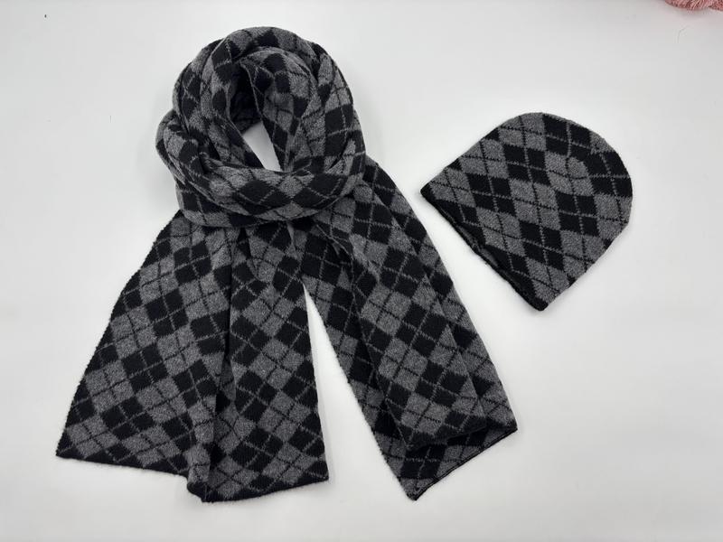 Szaro-czarny komplet: szalik i czapka beanie w wełniany wzór argyle w romby, ułożone na białym tle.