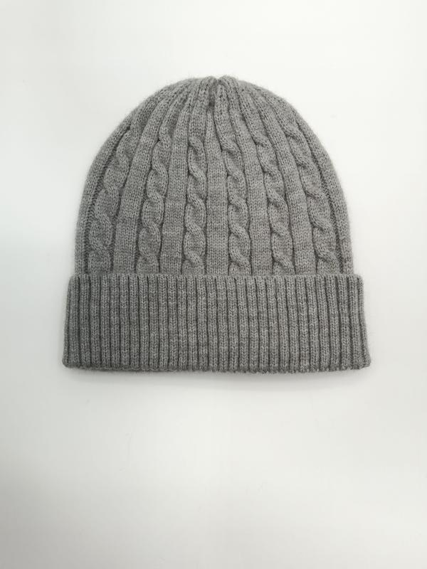 Jasnoszara zimowa czapka beanie z warkoczowym splotem i podwiniętym prążkowanym mankietem, widok z góry.