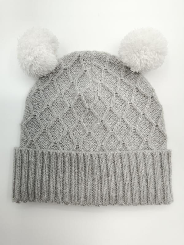 Szara czapka beanie z warkoczowym splotem i dwoma białymi pomponami, ściągaczem, na białym tle.