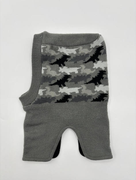 Szara kominiarka z dzianiny jacquard w moro, wzór kamuflażu czarno-biało-szary, prążkowane wykończenia.