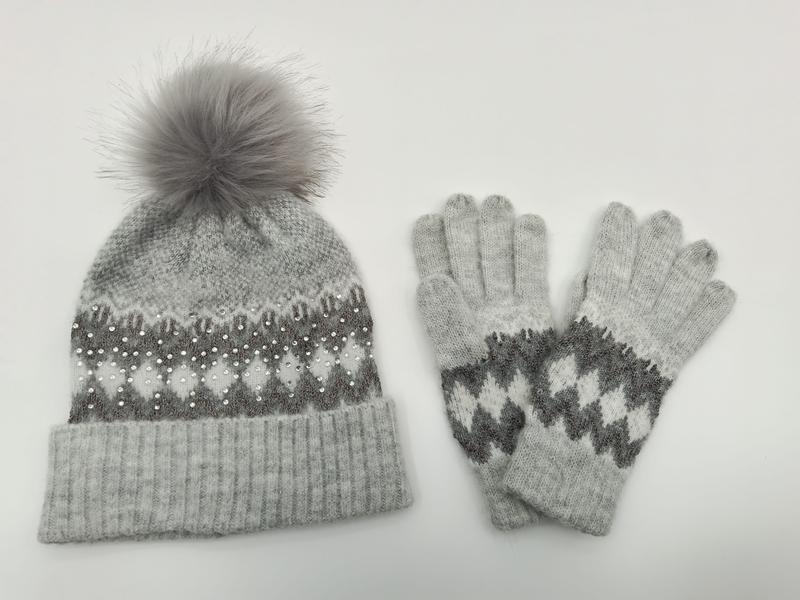 Szary komplet zimowy: czapka beanie i rękawiczki w norweskie wzory z futrzanym pomponem.