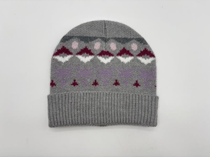 Szara dzianinowa czapka beanie ze wzorem Fair Isle w geometryczne motywy w kolorach bordowym, różowym i lawendowym.