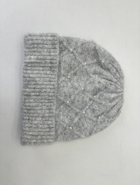 Szara miękka czapka beanie z dzianiny z wzorem w diamenty i perłowymi zdobieniami na białym tle.