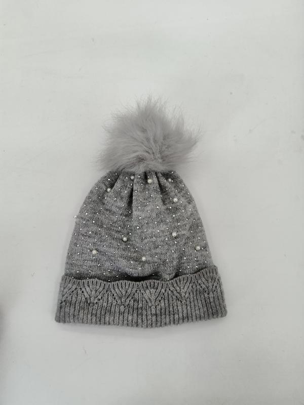 Szara czapka beanie z perłami i kryształkami, prążkowanym mankietem i puszystym pomponem ze sztucznego futra.