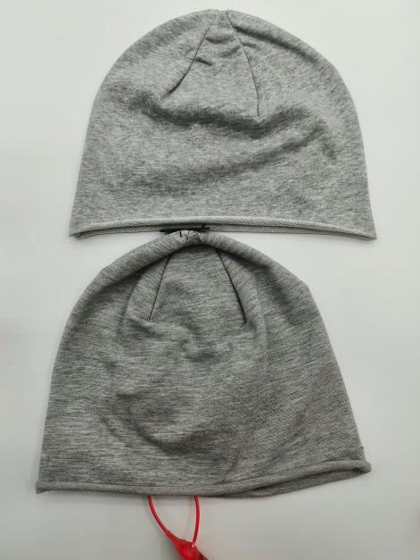 Dwa szare melanżowe czapki beanie z dzianiny jersey, widok z przodu i tyłu, białe tło.