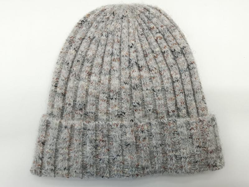 Szara czapka beanie z prążkowanej dzianiny z melanżowej włóczki z kolorowym flausem i podwiniętym mankietem.