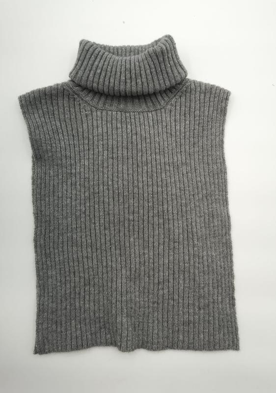 Szary prążkowany sweter bez rękawów z golfem, zdjęcie flat lay na białym tle.