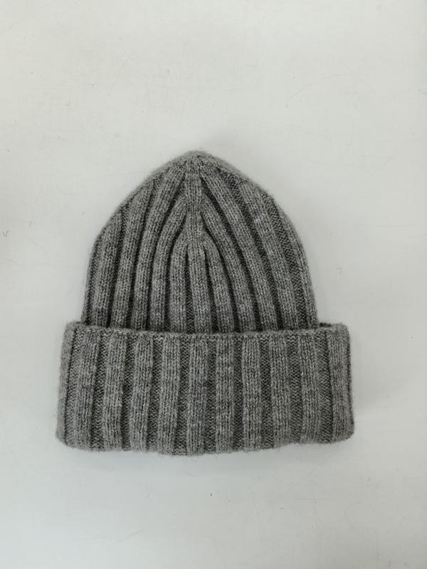 Jasnoszara czapka beanie z grubym prążkowanym wzorem i szerokim podwiniętym mankietem, widok z góry.