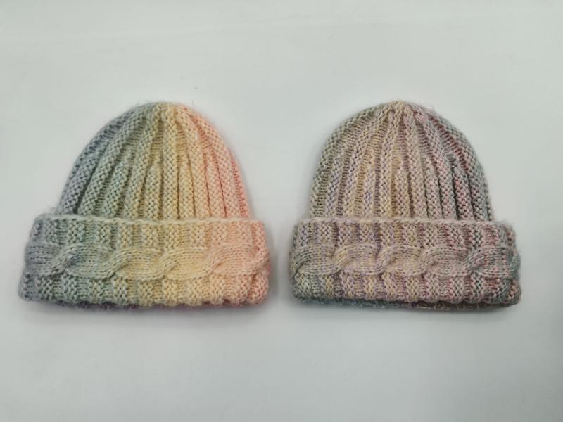 Ręcznie dziergany komplet 2 czapek beanie w pastelowych kolorach ze wzorem warkocza i zmienianą przędzą.