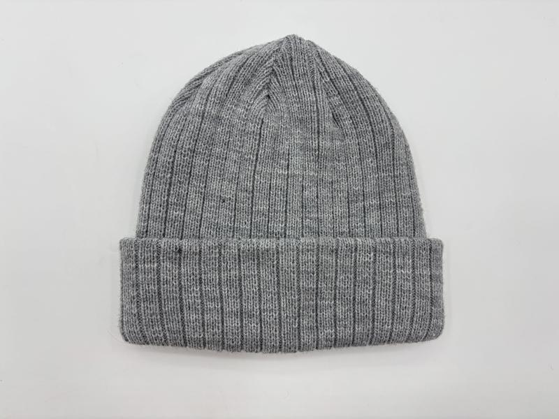 Szara prążkowana czapka beanie z podwiniętym rondem, widok z góry na białym tle, widoczna tekstura splotu.