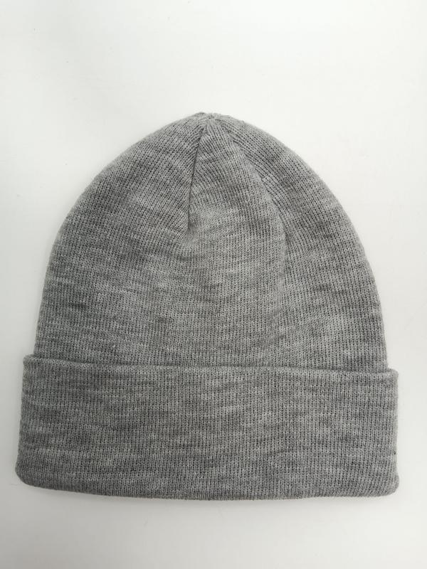 Szara prążkowana czapka beanie z mankietem, unisex, na białym tle.