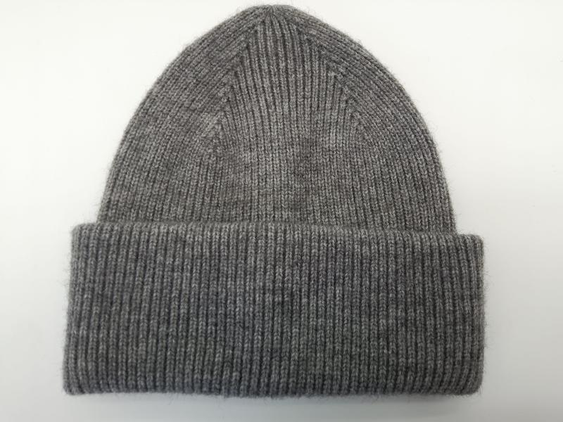 Szara melanżowa czapka beanie z prążkowanej dzianiny ze złożonym mankietem