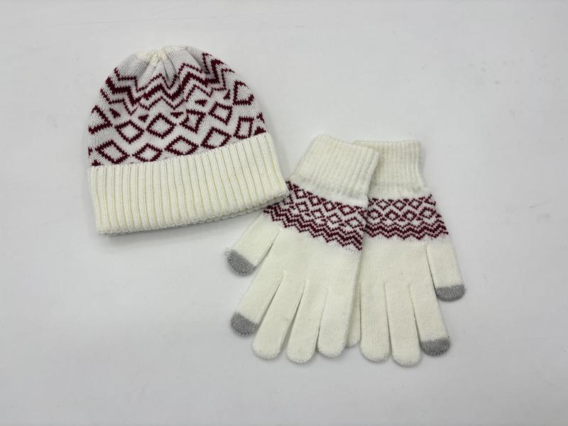 Kremowa czapka zimowa i rękawiczki dotykowe z bordowym wzorem Fair Isle na białym tle.