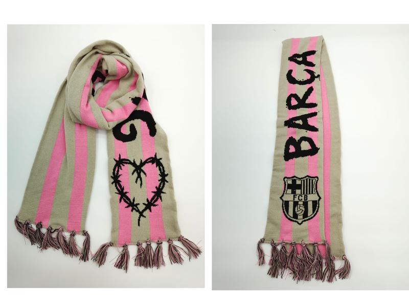 Dzianinowy szalik kibica w beżowo-różowe paski z herbem FCB Barca, motywem serca i frędzlami. Przód i tył.