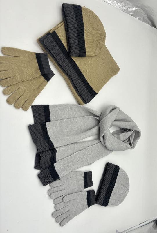 Dwa dzianinowe zimowe zestawy akcesoriów: czapka beanie, szalik i rękawiczki w kolorze beżowym i jasnoszarym w ciemne paski.