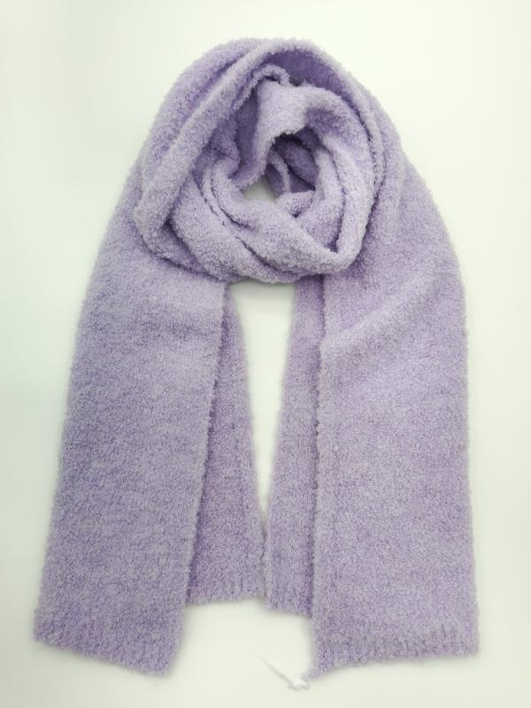 Lawendowy szalik oversize z dzianiny boucle, ułożony płasko na białym tle.