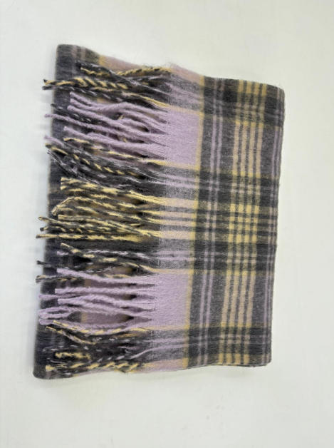 Złożony koc w kratę tartan w odcieniach lawendy, szarości i beżu z frędzlami, na białym tle.