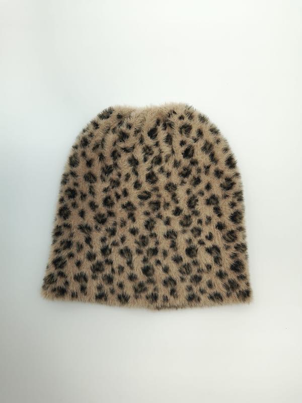 Beżowo-brązowa czapka beanie z dzianiny z wzorem panterki, zdjęcie z góry na białym tle.
