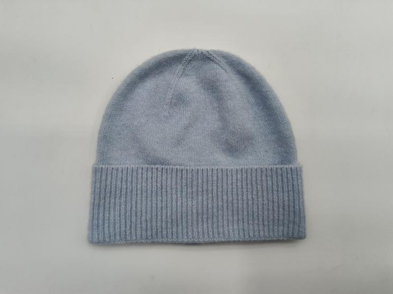 Jasnoniebieska dzianinowa czapka beanie z prążkowanym mankietem, miękka, kaszmirowe wykończenie, wełna.