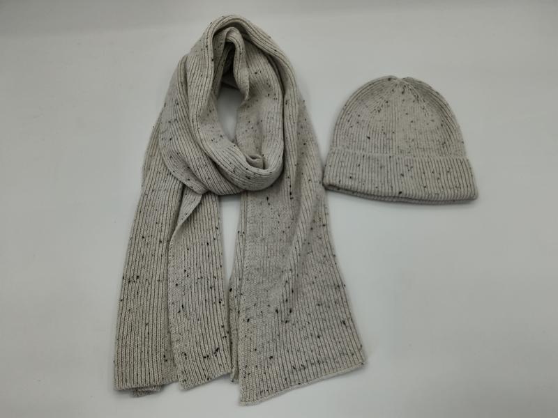Szary melanżowy zestaw zimowy: prążkowany szalik i czapka beanie z dzianiny.