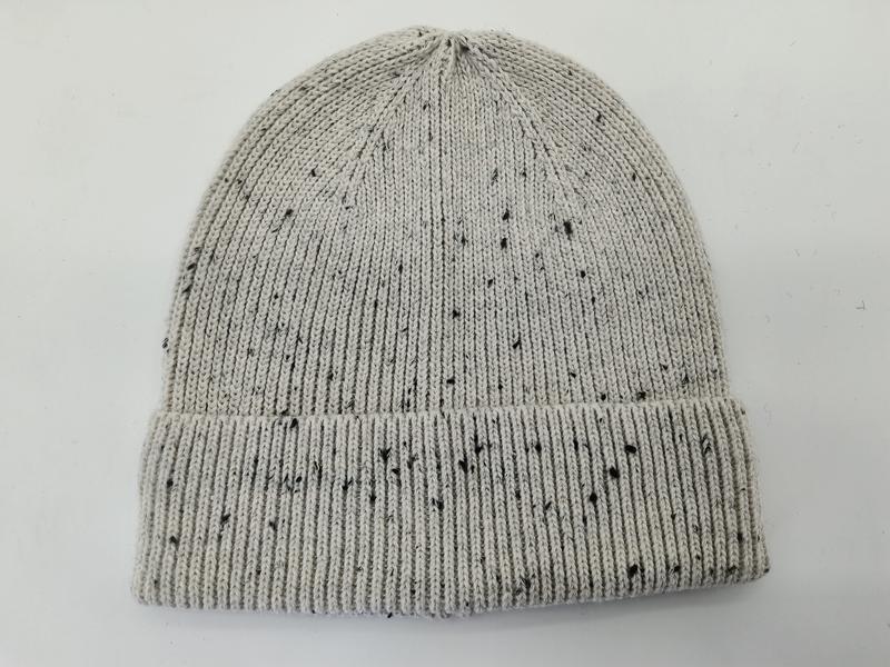 Jasnoszara melanżowa czapka beanie na drutach z prążkowanym mankietem