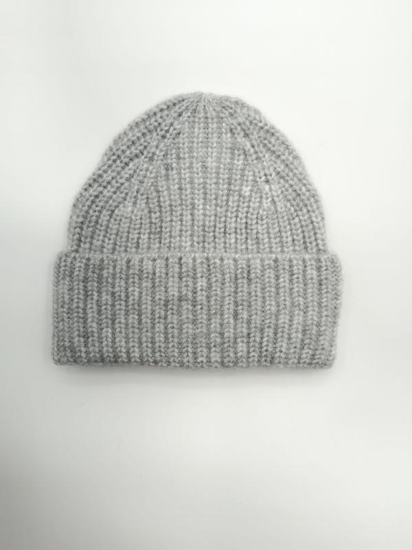 Jasnoszara gruba czapka beanie z prążkowanego dzianiny ze złożonym mankietem, ułożona płasko na białym tle.