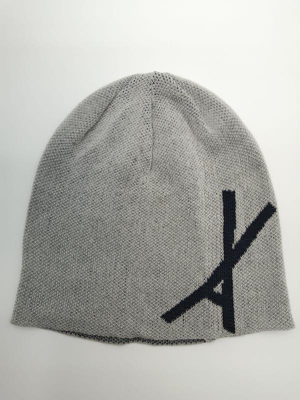 Szara czapka beanie z dzianiny z granatowym nadrukiem literowym
