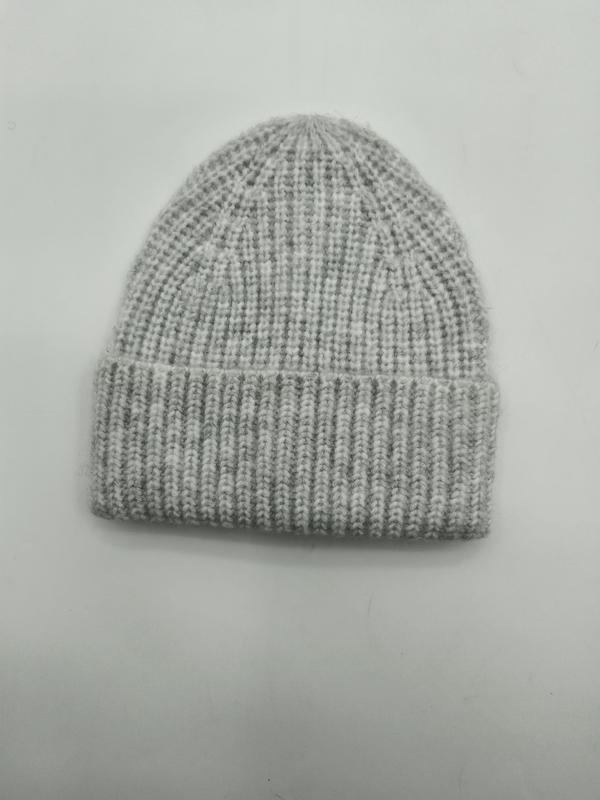 Jasnoszara gruba czapka beanie z prążkowanym splotem i podwiniętym mankietem, na białym tle.
