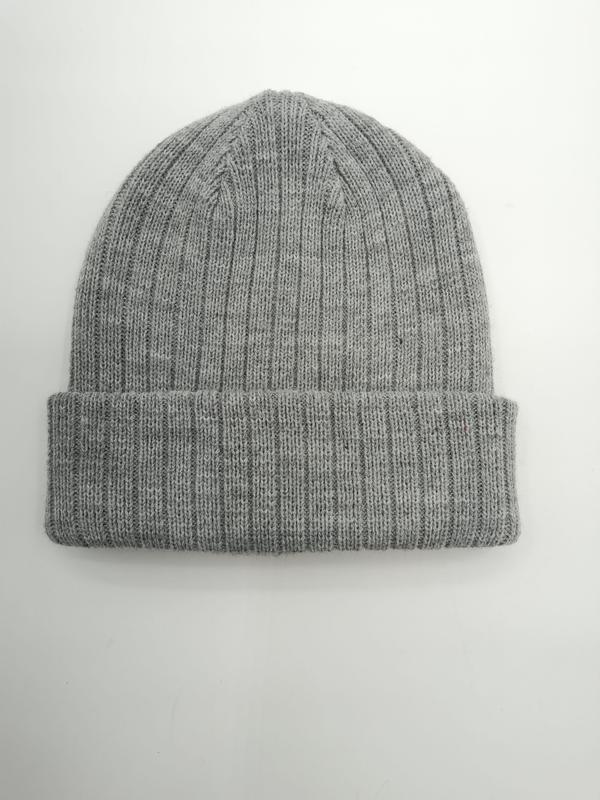 Jasnoszara prążkowana czapka beanie z podwiniętym mankietem, zdjęcie na białym tle.