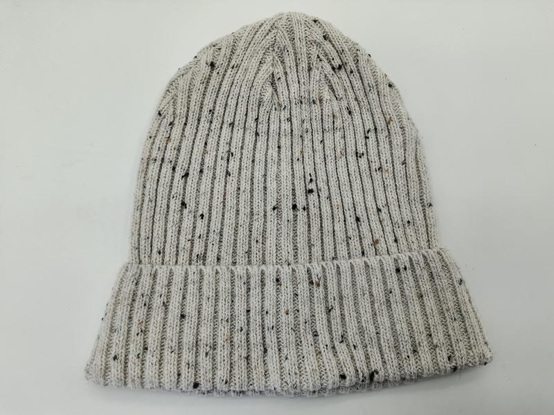 Jasnoszara prążkowana czapka beanie z melanżowej dzianiny