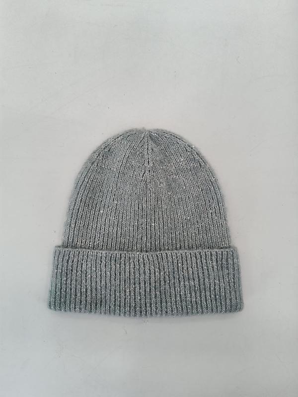 Jasnoszara dzianinowa czapka beanie z subtelnymi srebrnymi cekinami i podwiniętym ściągaczem, płaskie ułożenie.
