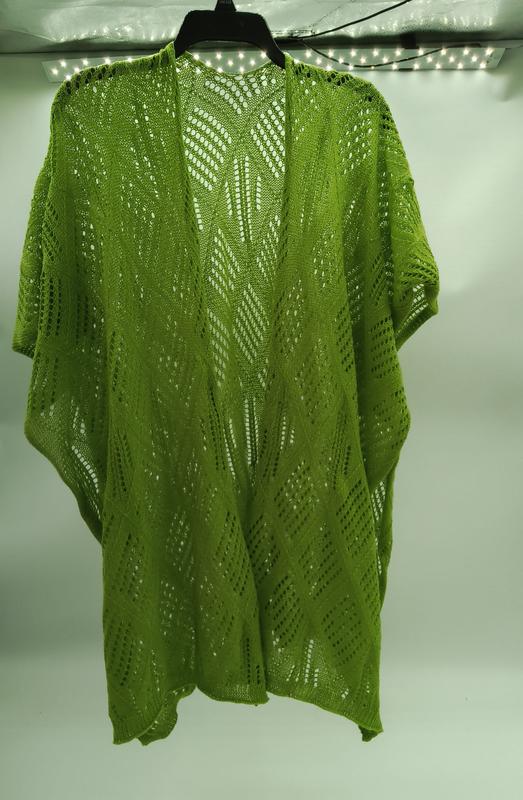 Limonkowe kimono kardigan z koronkowej dzianiny ze wzorem w romby, na czarnym wieszaku.