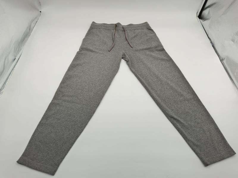 Szare męskie spodnie dresowe typu jogger ze sznurkiem, dopasowany krój slim tapered fit.